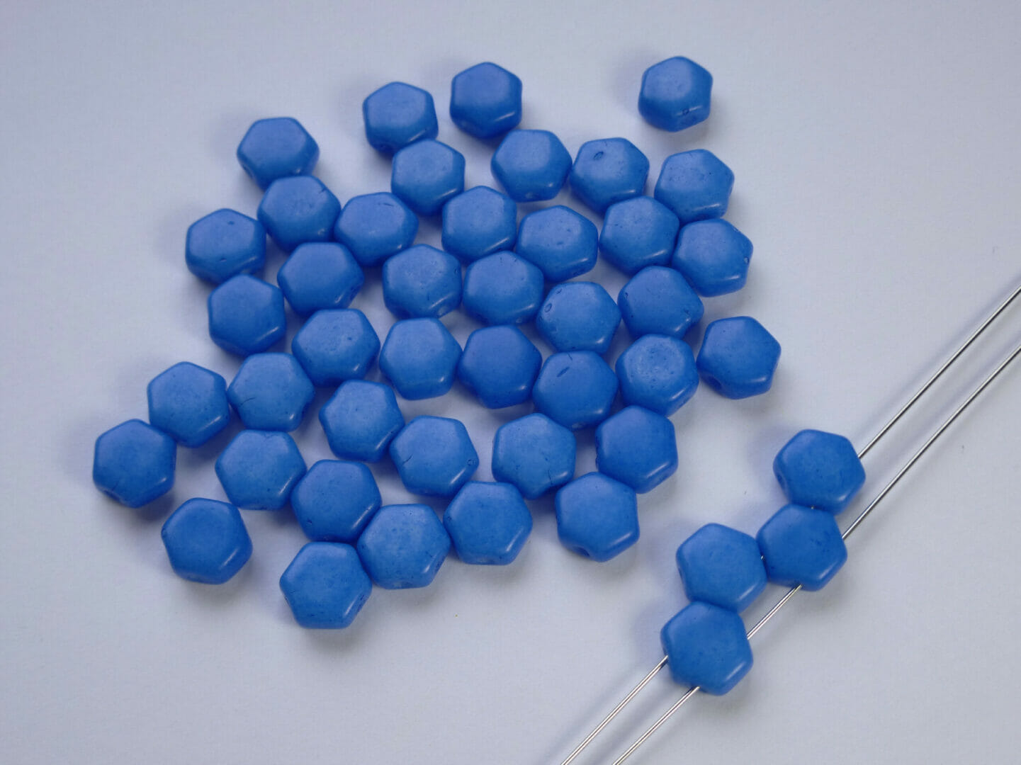Dvoudírkové korálky Hexagon 6mm, barva tmavě modrá 1 Dvoudírkové korálky Hexagon 6mm, barva tmavě modrá