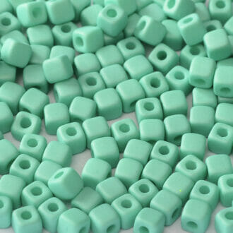Mačkané korálky kostičky Cube 6x6mm, barva zelená