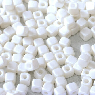 Mačkané korálky kostičky Cube 6x6mm, barva bílá s úpravou 29571