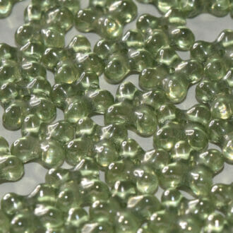 Mačkané korálky kytičky 4x7mm, barva zelená crystal