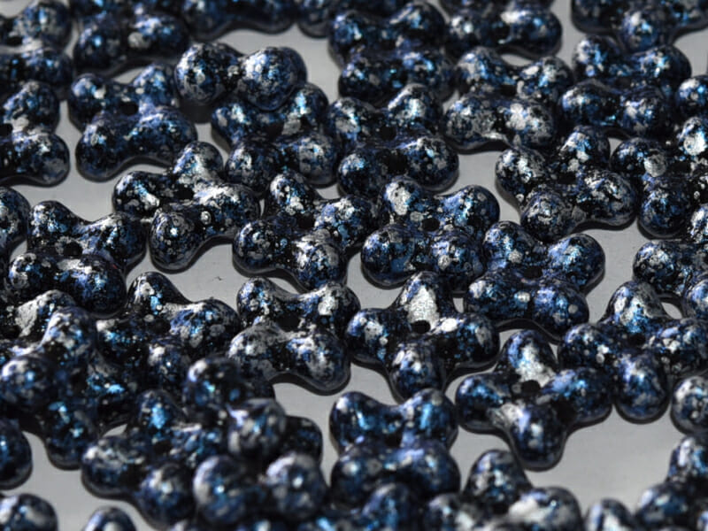 Mačkané korálky kytičky 4x7mm, barva černo-modrá 1 Mačkané korálky kytičky 4x7mm, barva černo-modrá