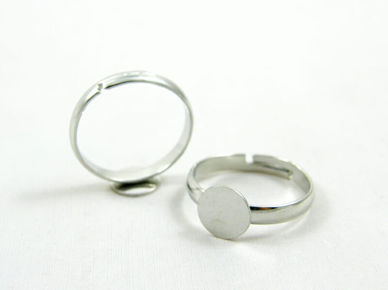 Prstýnek s kotlíkem, rozměr 17mm, ploška 8mm, barva platina 1 Prstýnek s kotlíkem, rozměr 17mm, ploška 8mm, barva platina