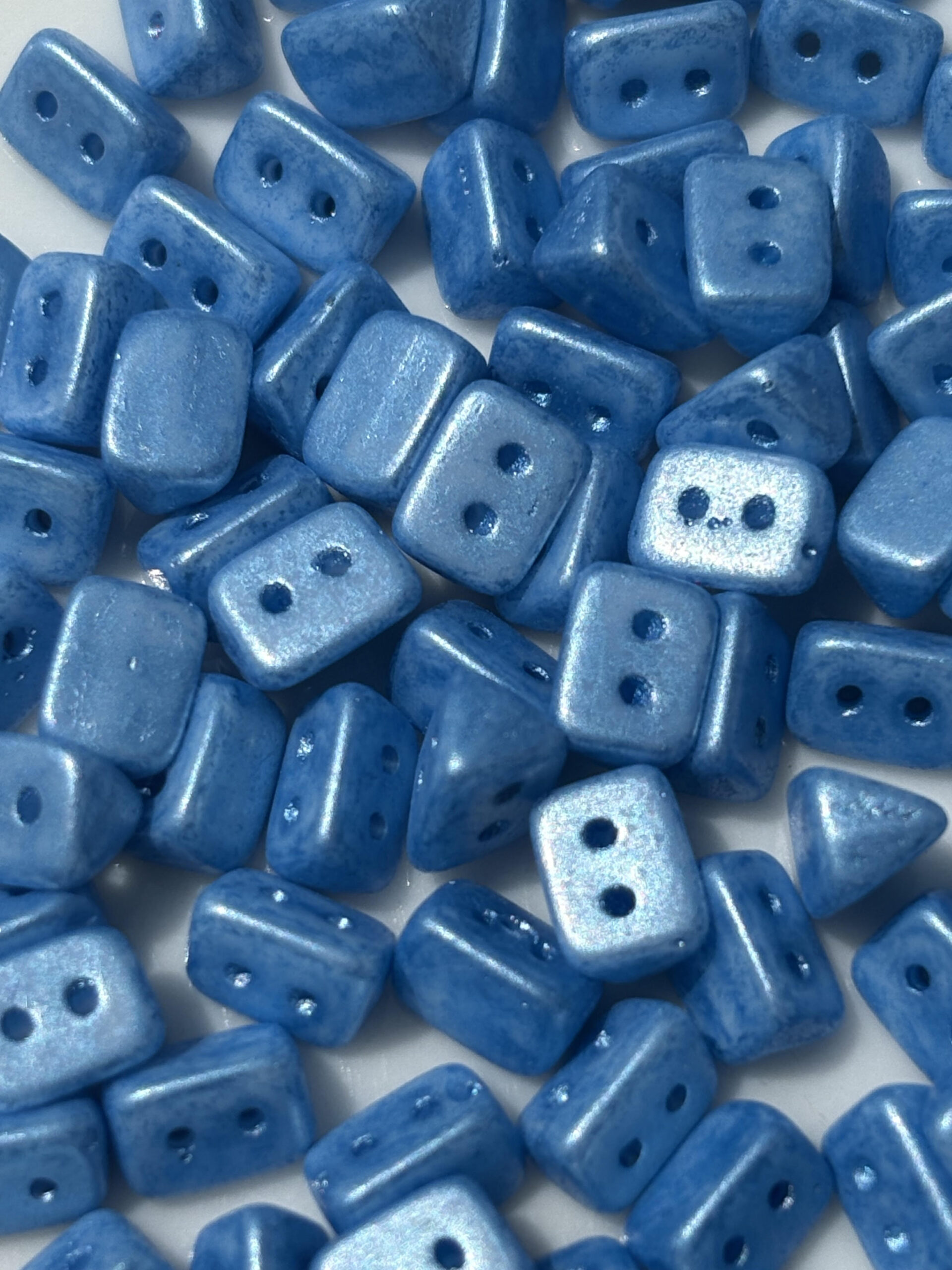 Dvoudírkové korálky Trios 6x4mm, barva modrý vosk 1 Dvoudírkové korálky Trios 6x4mm, barva modrý vosk