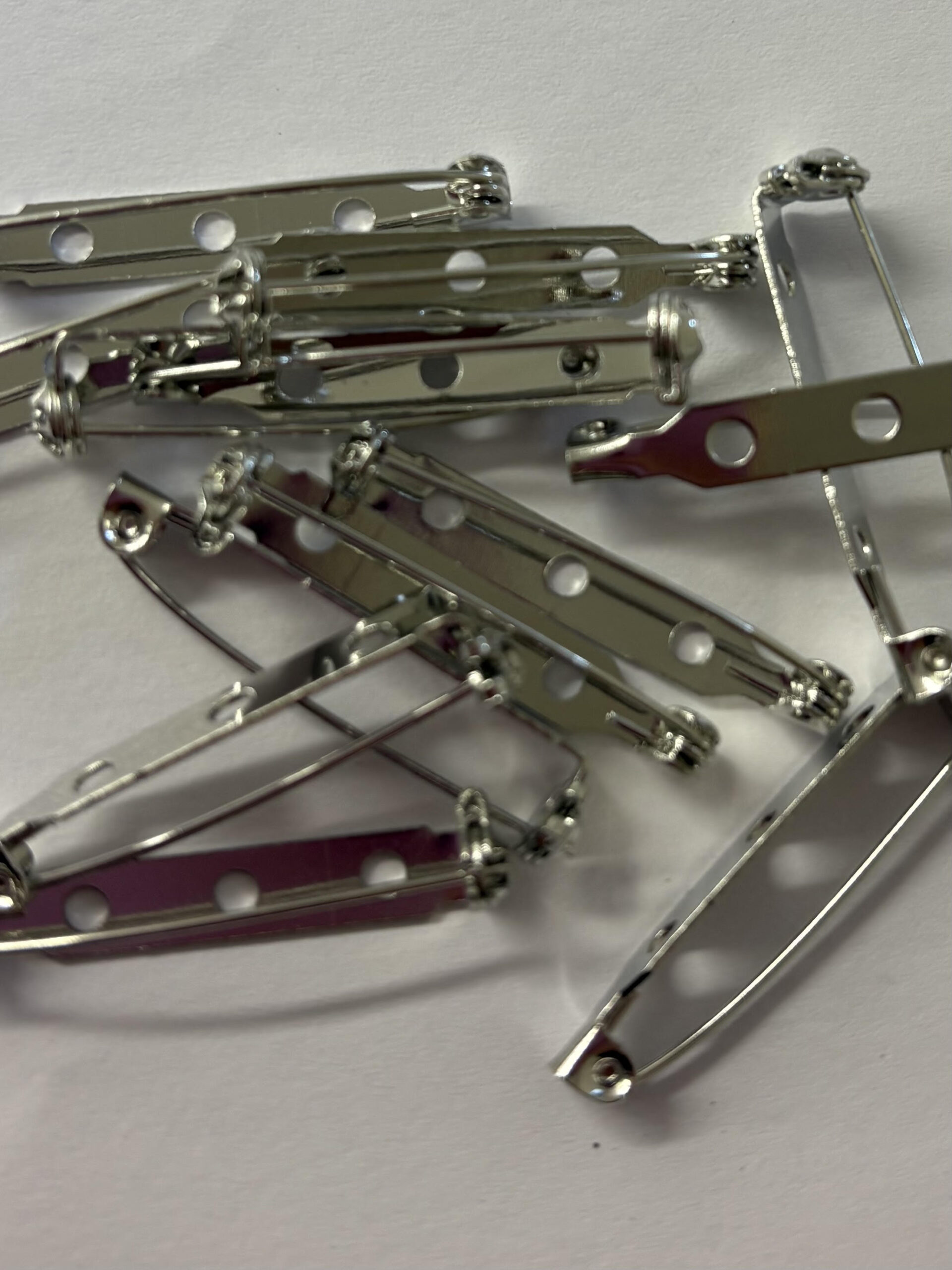 Brožový můstek, rozměr 33x5 mm, barva platina 1 Brožový můstek, rozměr 33x5 mm, barva platina