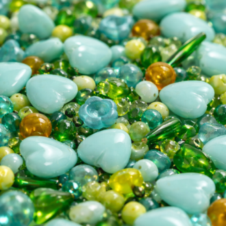 Směs skleněných korálků, barva  zeleno tyrkysová.